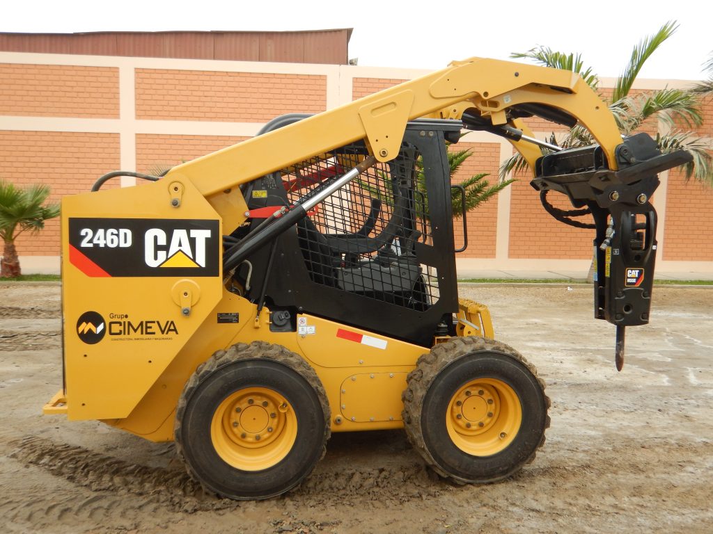Minicargador CAT 246D con Martillo Hidráulico