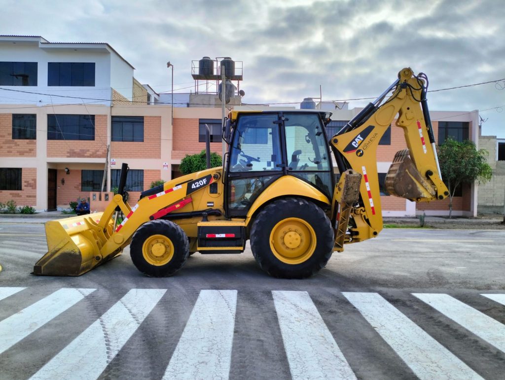 Retroexcavadora CAT 420F (2)